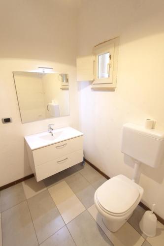 House with 4 bedrooms in Torre Pali Lecce with wonderful sea view enclosed garden and WiFi 500 m from the beach - image 4