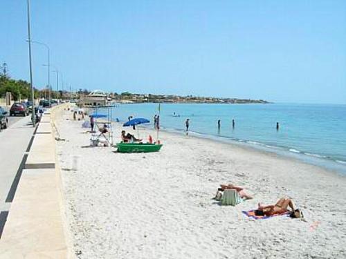 Apartment with 3 bedrooms in Mazara del Vallo with enclosed garden and WiFi 100 m from the beach - image 4