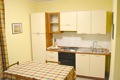 Kitchen, One bedroom appartement with terrace and wifi at Reggio Calabria 2 km away from the beach in Stadio