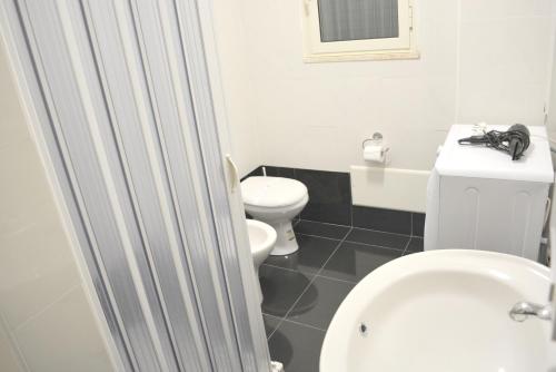 Bathroom, One bedroom appartement with terrace and wifi at Reggio Calabria 2 km away from the beach in Stadio