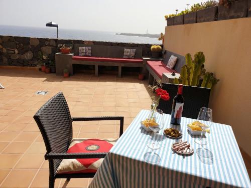 . 2 bedrooms appartement with sea view shared pool and furnished terrace at Poris de Abona 1 km away from the beach