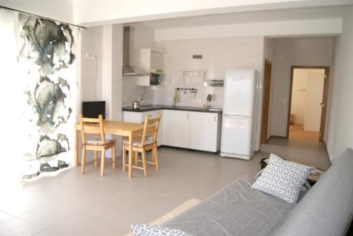  2 bedrooms house at Horta 800 m away from the beach with sea view enclosed garden and wifi in Conceição