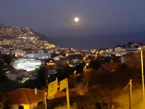 Vistas, One bedroom house with sea view terrace and wifi at Funchal 4 km away from the beach in Funchal