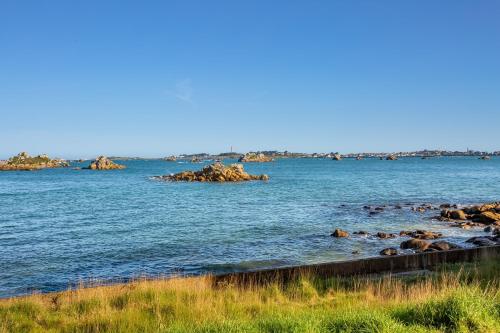 Villa with 4 bedrooms in Roscoff with wonderful sea view enclosed garden and WiFi 5 m from the beach - image 10