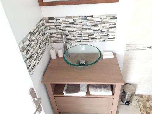 Μπάνιο, Bungalow chic à Sainte-Rose + piscine. (Bungalow chic a Sainte-Rose + piscine.) in Σεντ Ρόουζ