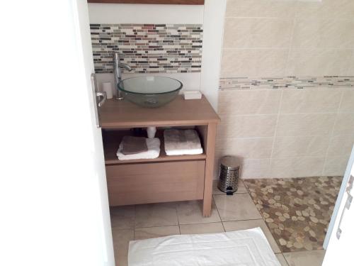 Μπάνιο, Bungalow chic à Sainte-Rose + piscine. (Bungalow chic a Sainte-Rose + piscine.) in Σεντ Ρόουζ