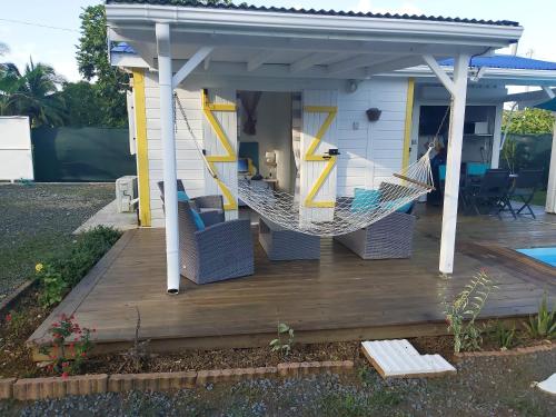 Μπαλκόνι/βεράντα, Bungalow chic à Sainte-Rose + piscine. (Bungalow chic a Sainte-Rose + piscine.) in Σεντ Ρόουζ