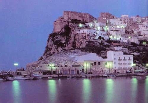 House with one bedroom in Peschici with wonderful sea view and furnished terrace 100 m from the beach - image 10