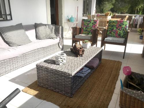 شرفة/ تراس, Charming villa near Tortosa with private pool in تورتوسا