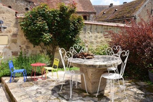 Maison de 2 chambres avec jardin clos et wifi a Souvigny