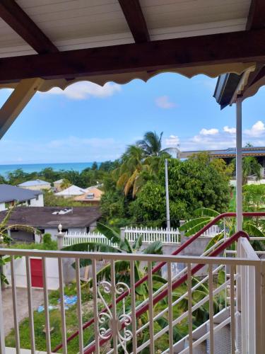 Appartement de 2 chambres a Sainte Rose a 300 m de la plage avec vue sur la mer jardin clos et wifi