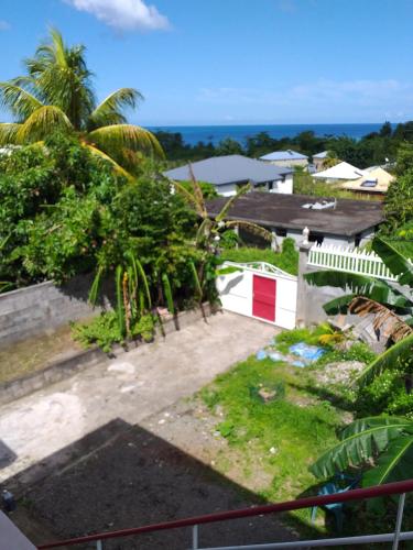 Appartement de 2 chambres a Sainte Rose a 300 m de la plage avec vue sur la mer jardin clos et wifi