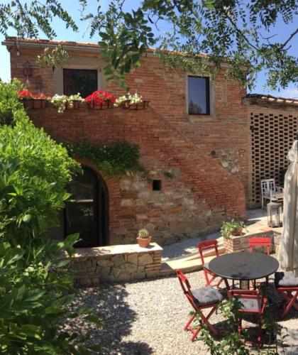 One bedroom house with shared pool enclosed garden and wifi at Trequanda