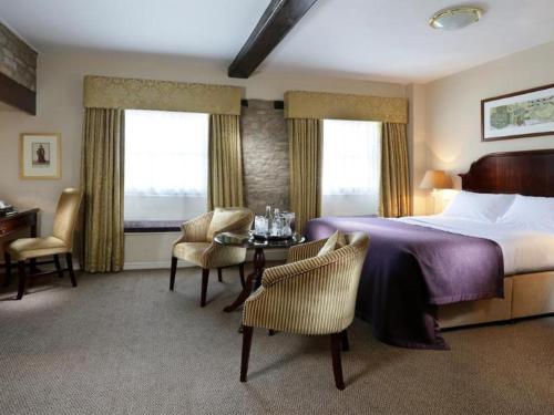 Macdonald Bear Hotel in วิทเนย์