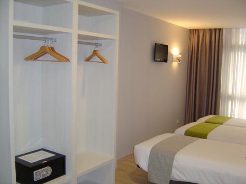 Hostal Aslyp 114, Барселона (фото 7)