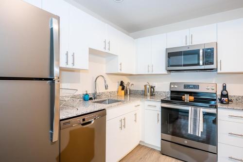 Viagem 1BR with Gym and Parking Long Stays Welcome - image 5
