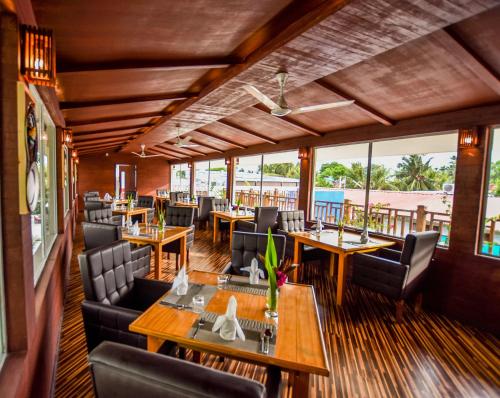 مطعم, نزل إكواتوريال دايفرز  (Equatorial Divers Lodge) in أدو أتول