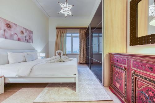 Inviting 1 Bedroom Apartment at Khudrawi Shoreline, Palm Jumeirah by Deluxe Holiday Homes