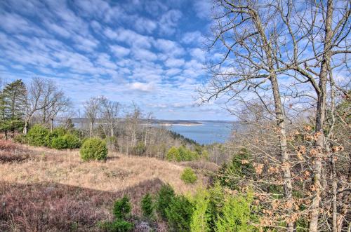 Large Cabin with Deck Overlooking Norfork Lake!