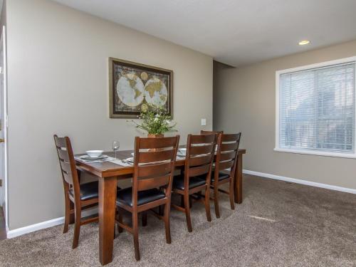 Union Meadows in Salt Lake with Private Hot Tub and Park - image 13