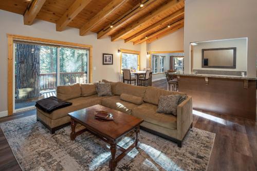 Newly Updated Treetop Hideaway Near Slopes & Beach home - image 2