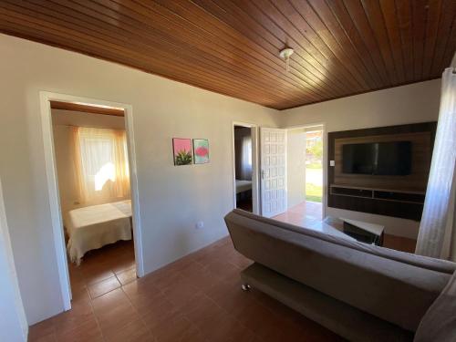 Casa de 2 quartos no centro e a 7 quadras da Praia Grande
