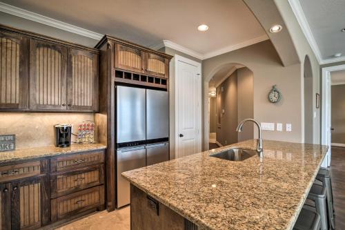 Spacious Lake Livingston Condo with Dock and Pool - image 5