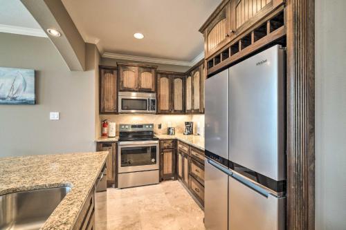 Spacious Lake Livingston Condo with Dock and Pool - image 6