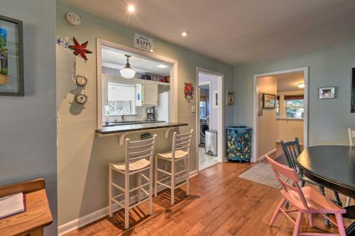 Classic Chesapeake Beachside Cottage with Porch! in Norfolk, USA