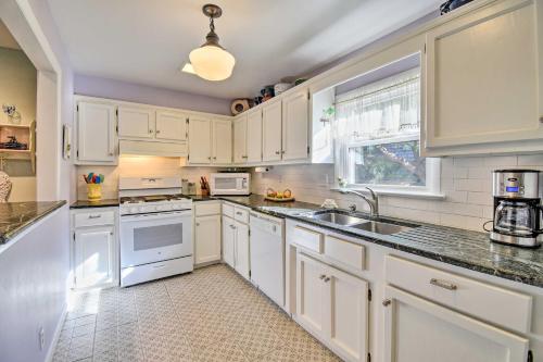 Classic Chesapeake Beachside Cottage with Porch! in Norfolk, USA