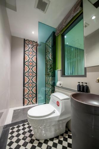 room detail thumbnail 2