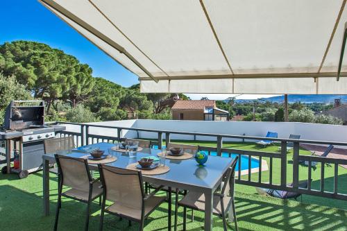 Villa avec piscine chauffée et vue mer proche centre et plage de Calvi