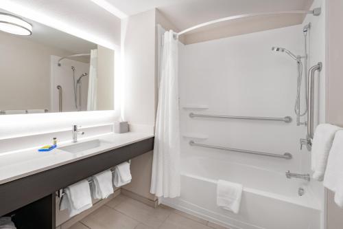 Suite with Mobility Accessible Tub - Non-Smoking