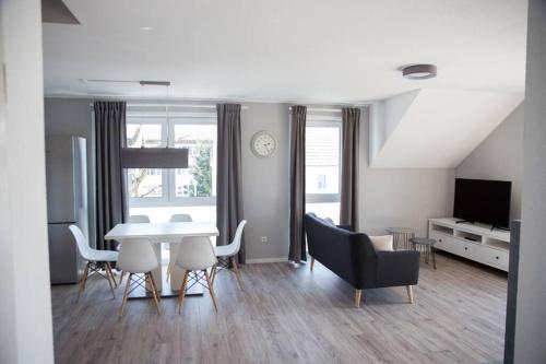 moderne Neubau-Wohnung mit Kamin und 35qm Dachterrasse - Apartment - Trossingen