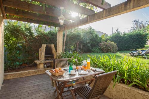 minivilla lilas indépendante à Calvi avec jardin et piscine jardin et bbq