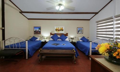 1 queen bed, 2 twin beds