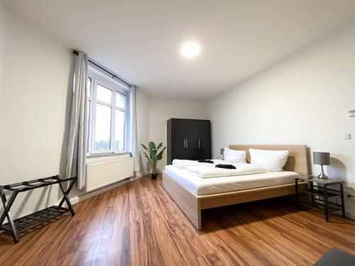 Komfortables Apartment nah an Porsche & Flughafen - Schreibtisch, sehr schnelles Internet & Queensiz