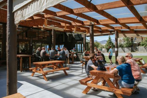 Restaurant, Hawea Hotel in Lake Hawea