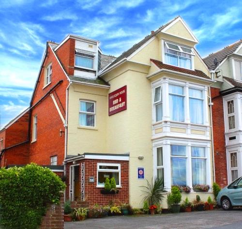 Bejárat, Harlequin Guest House with parking in Weymouth