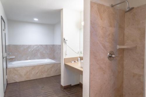 Maywood Inn - image 7