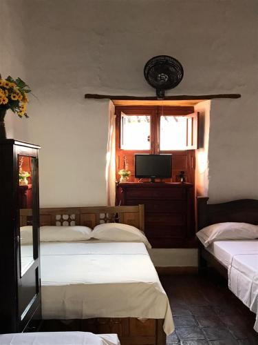 1 double bed, 1 twin bed, 2 bunk beds