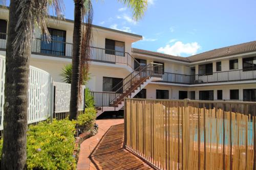 Exterior view, Gold Coast Inn in Gold Coast