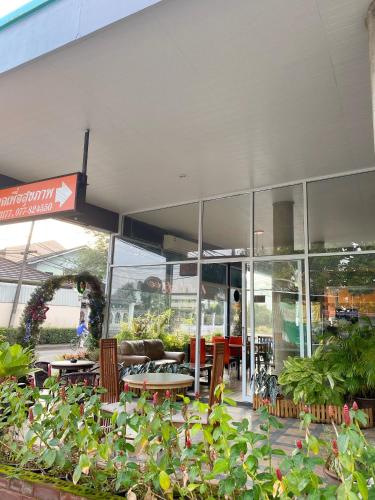 タナトナンホテル (Tanatnan Hotel) in ラノーン