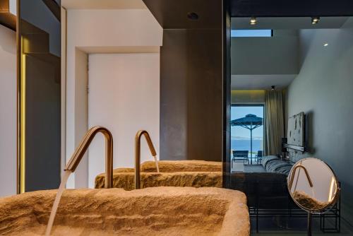 281262513 Milos Cove