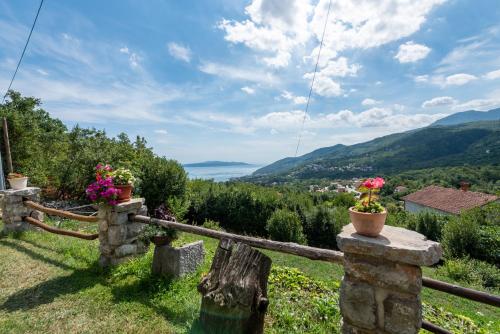 Sea View Apartment with Garden near Opatija