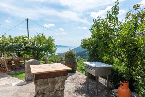 Sea View Apartment with Garden near Opatija