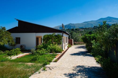 VILLA con giardino a 5 min dal mare gîte à louer Balata di Baida
