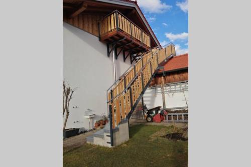 Komplette Dachwohnung mit Balkon und Bergblick