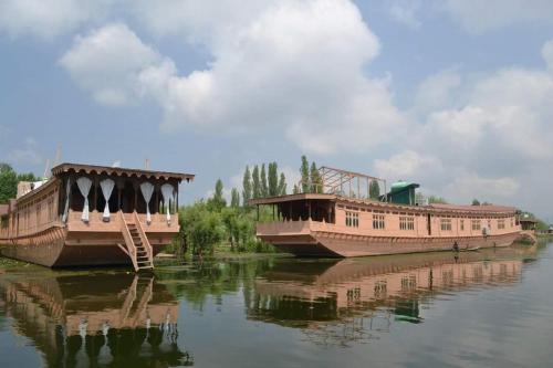 . Wangnoo Heritage Houseboats