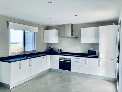 ห้องครัว, Casa Achaman - Contemporary style villa with outstanding views in ยาอิซา